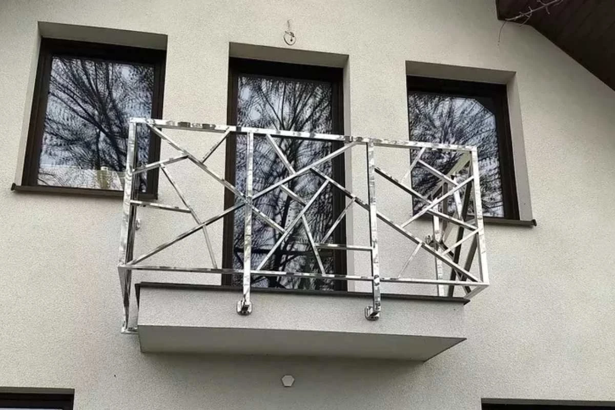 wlasciwa wysokość barierki balkonowej - szklana balustrada z metalowa konstrukcja na balkonie